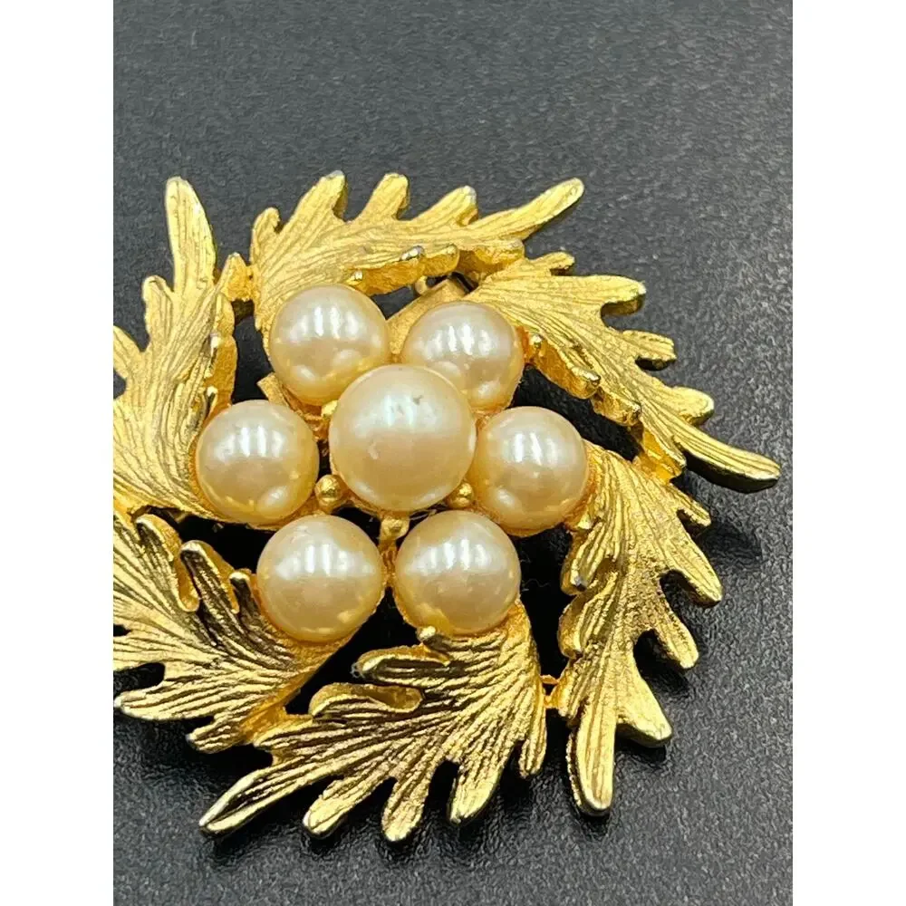 Vintage Unsigned Gold Tone Faux Pearl Cluster Wreath Brooch‎